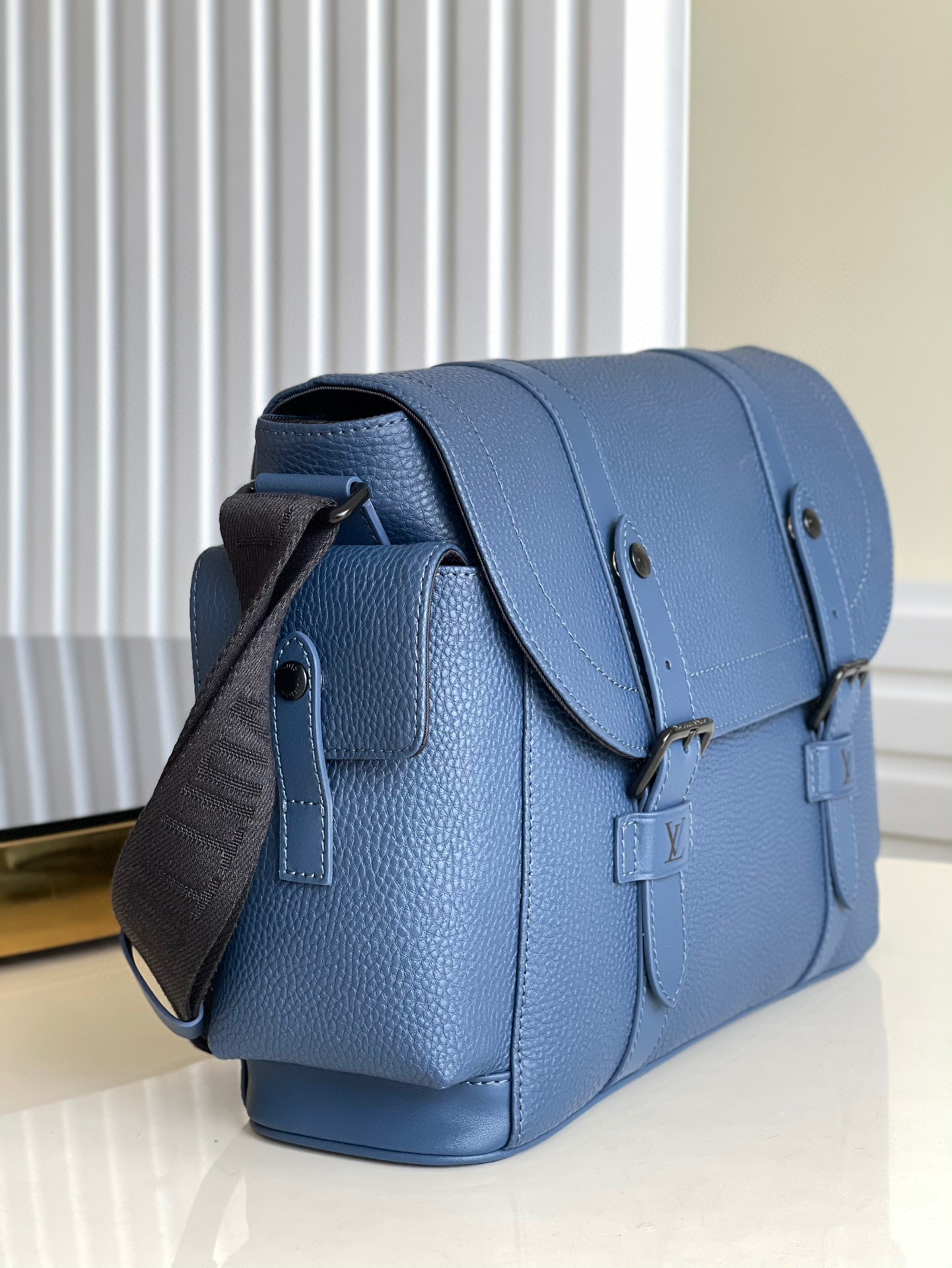 l**is V*t*n christopher messenger bag