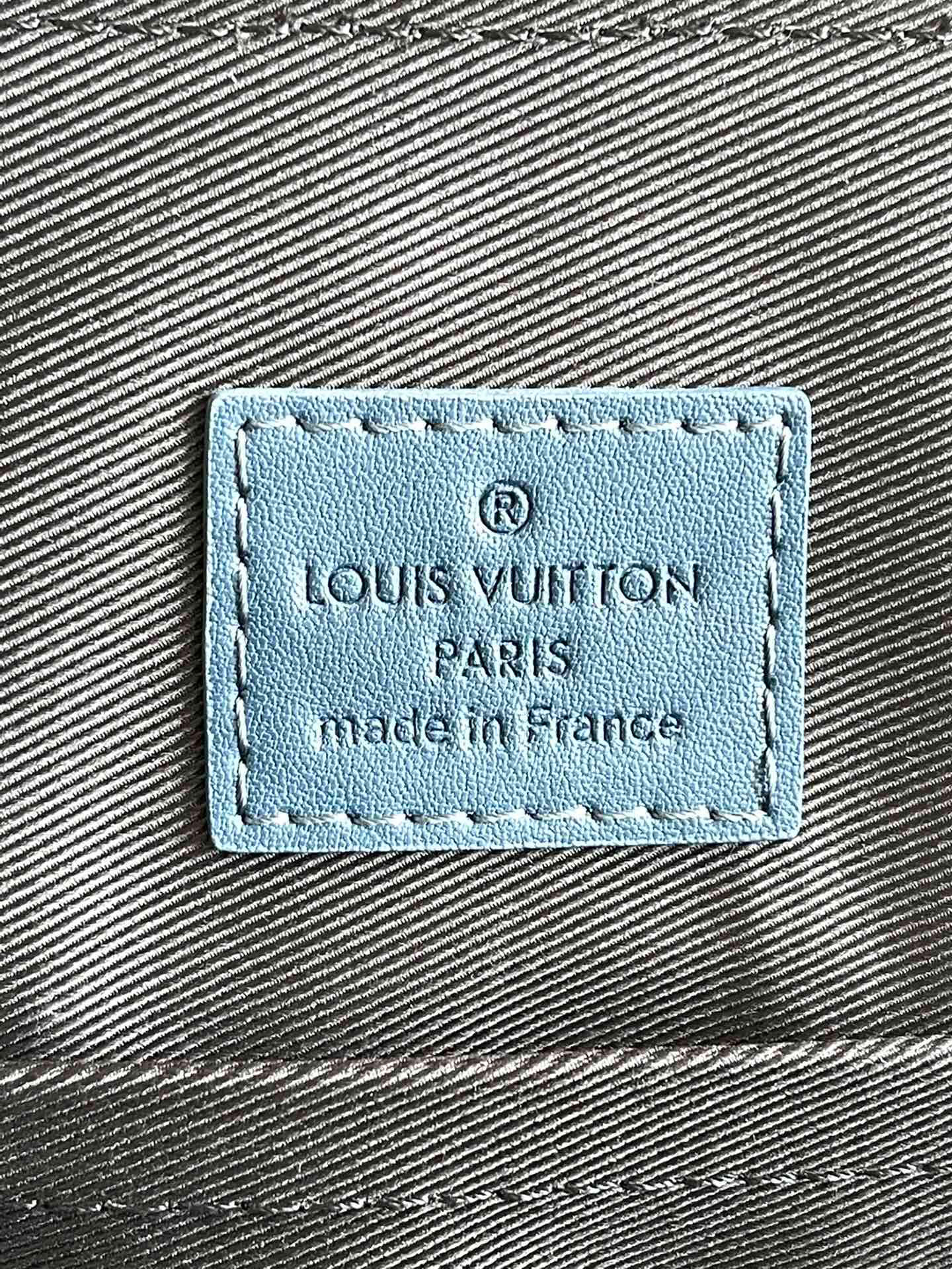 l**is V*t*n christopher messenger bag