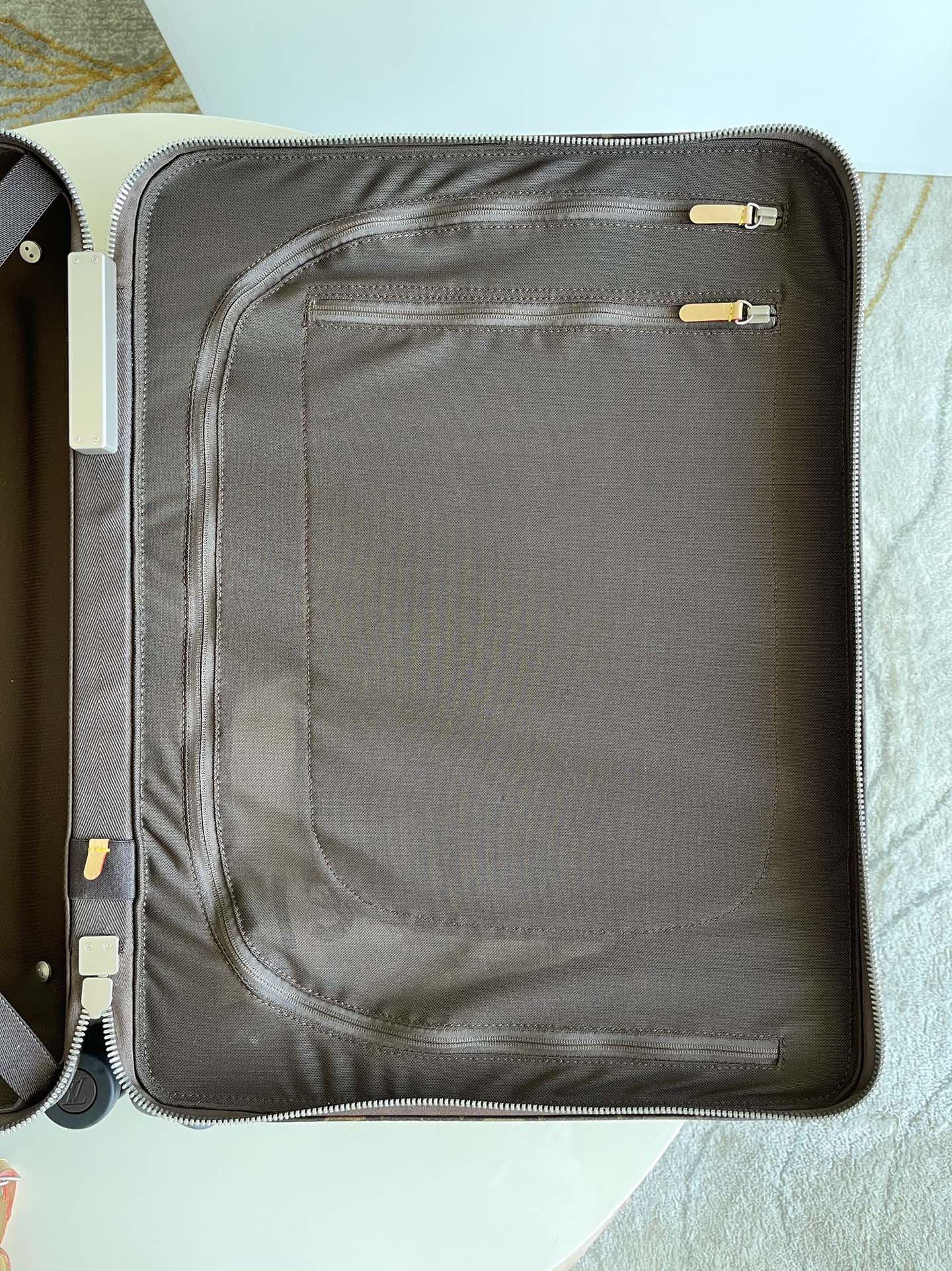 l**is V*t*n travel box