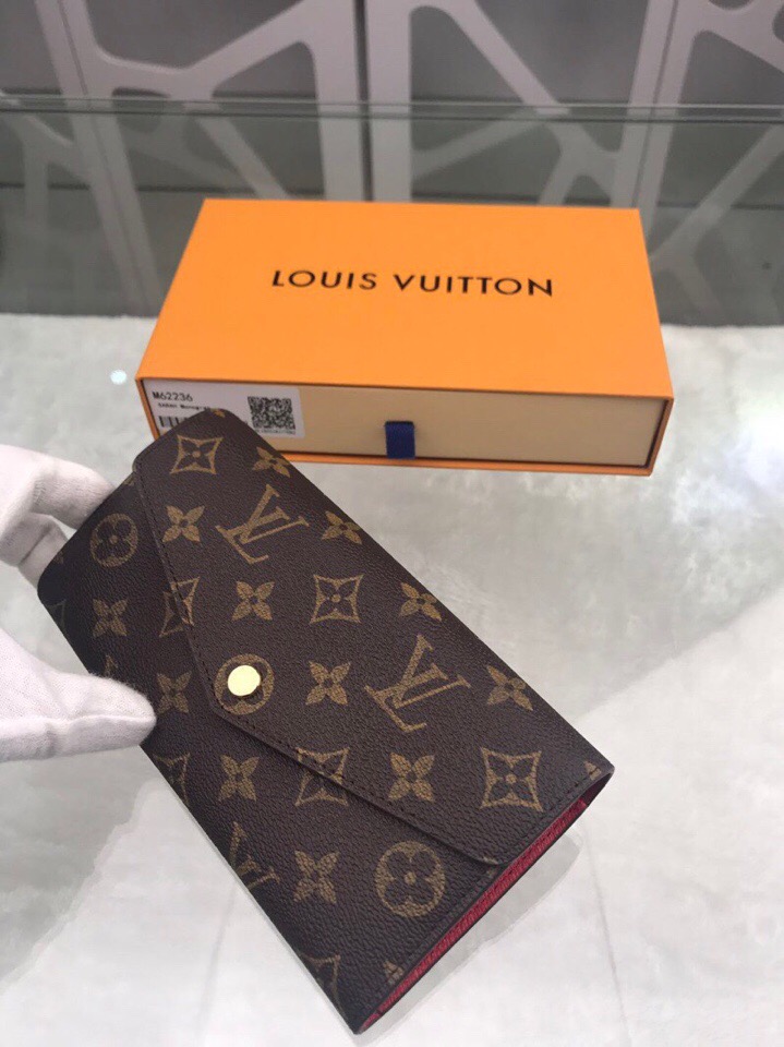l**is V*t*n wallet