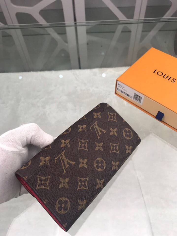 l**is V*t*n wallet