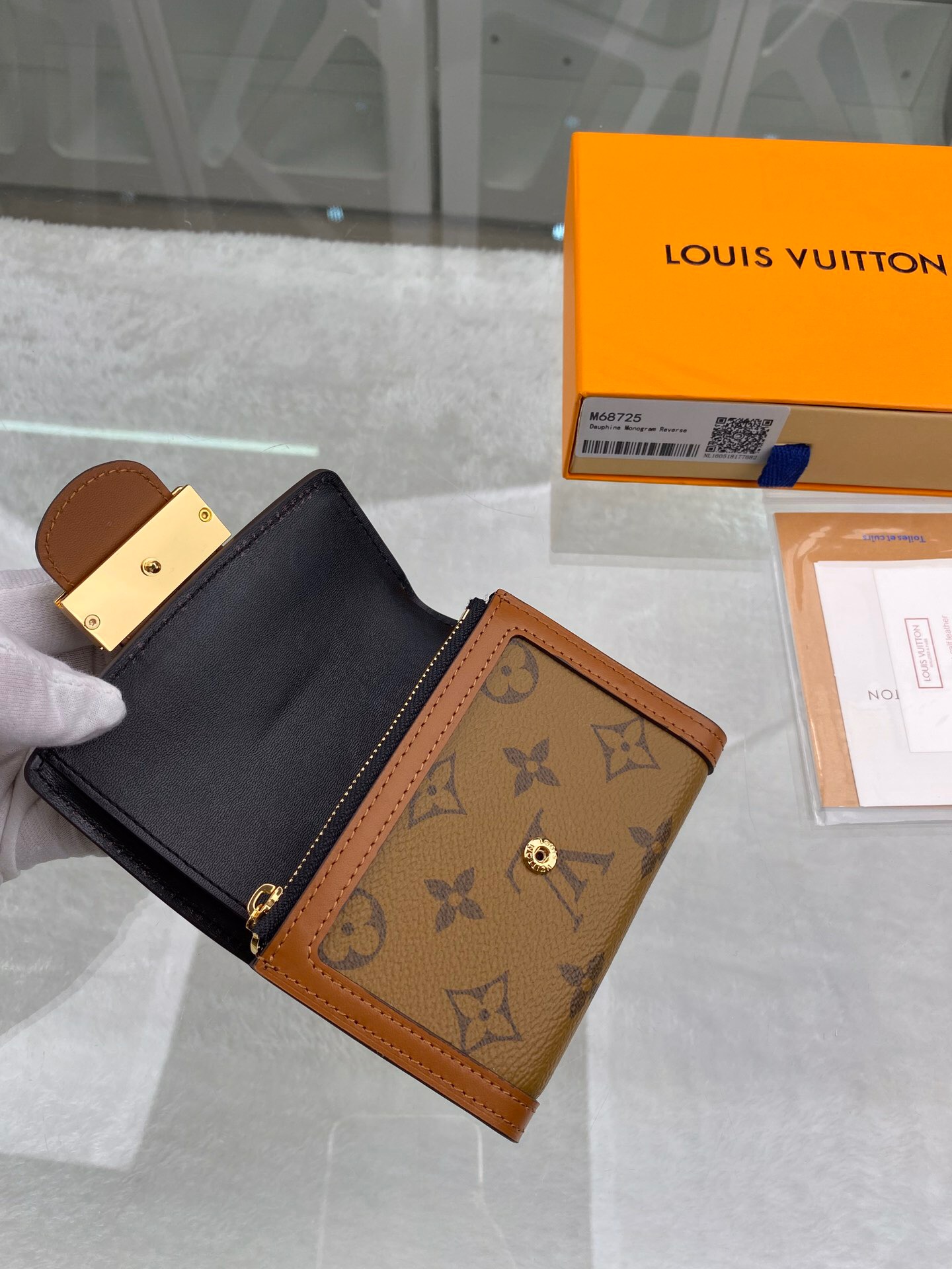 l**is V*t*n wallet