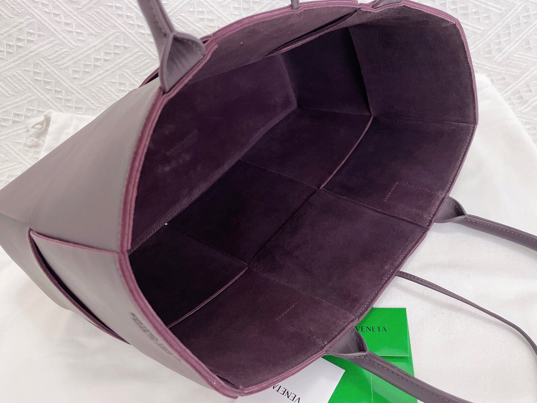 bo*te*ga Ve*ne*ta bv medium arco tote bag