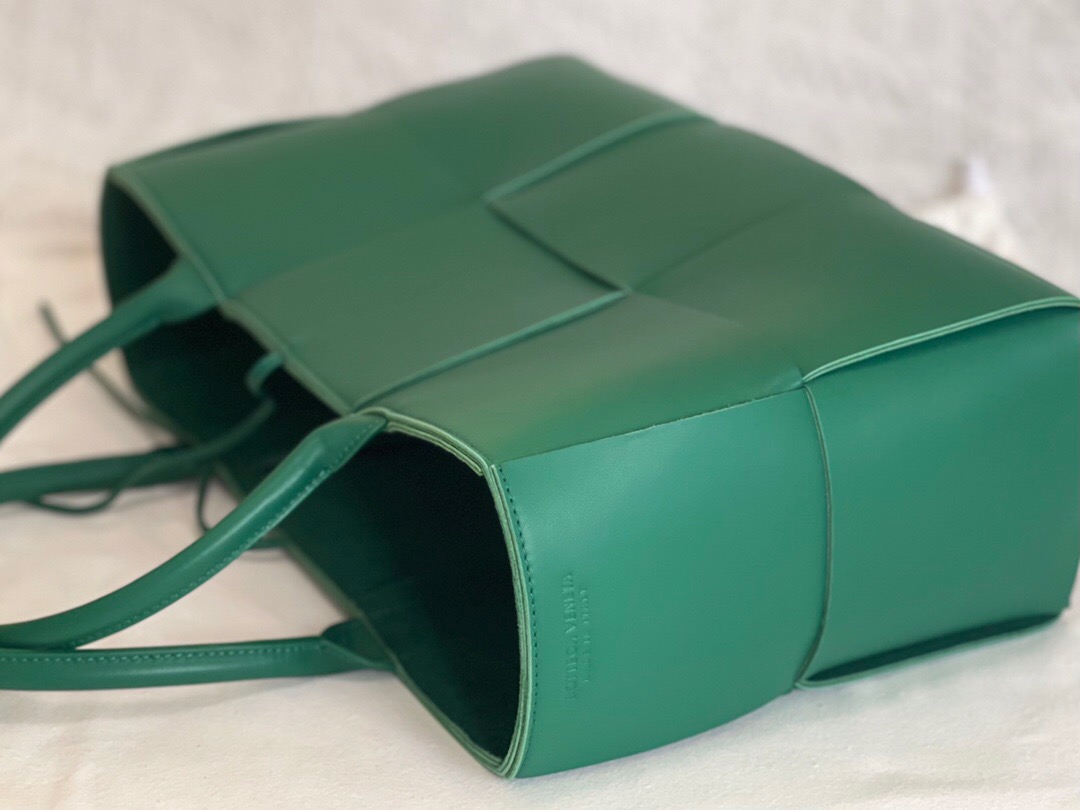 bo*te*ga Ve*ne*ta bv medium arco tote bag