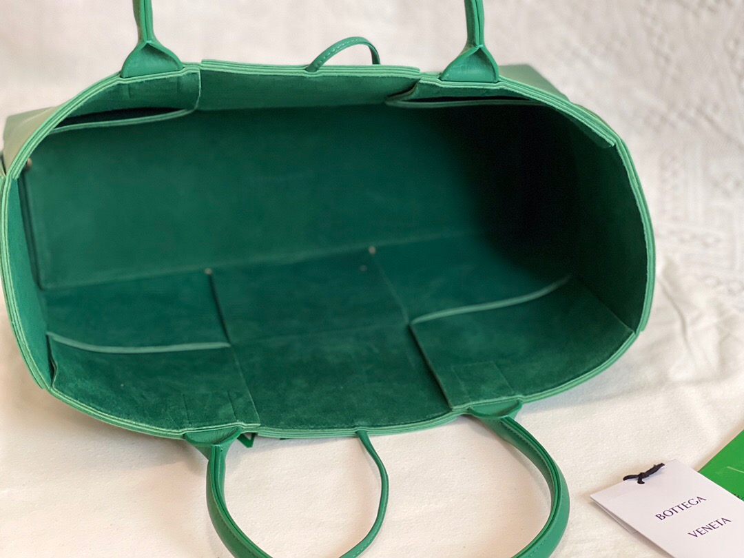 bo*te*ga Ve*ne*ta bv medium arco tote bag