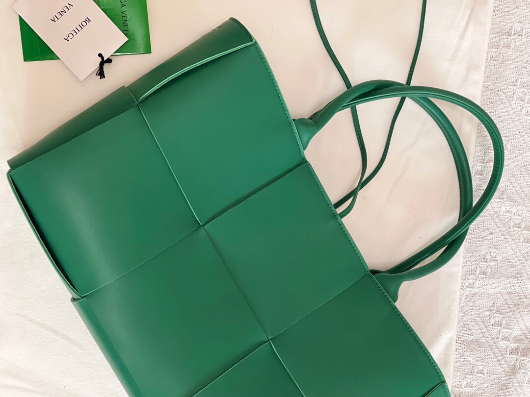 bo*te*ga Ve*ne*ta bv medium arco tote bag