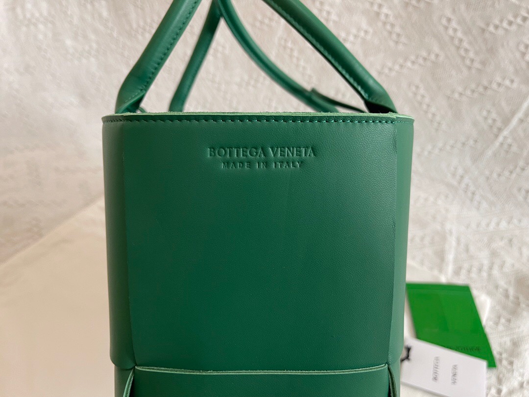 bo*te*ga Ve*ne*ta bv medium arco tote bag