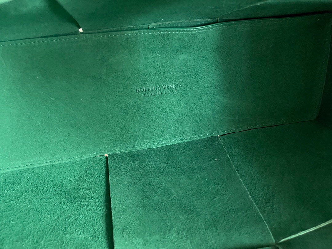 bo*te*ga Ve*ne*ta bv medium arco tote bag