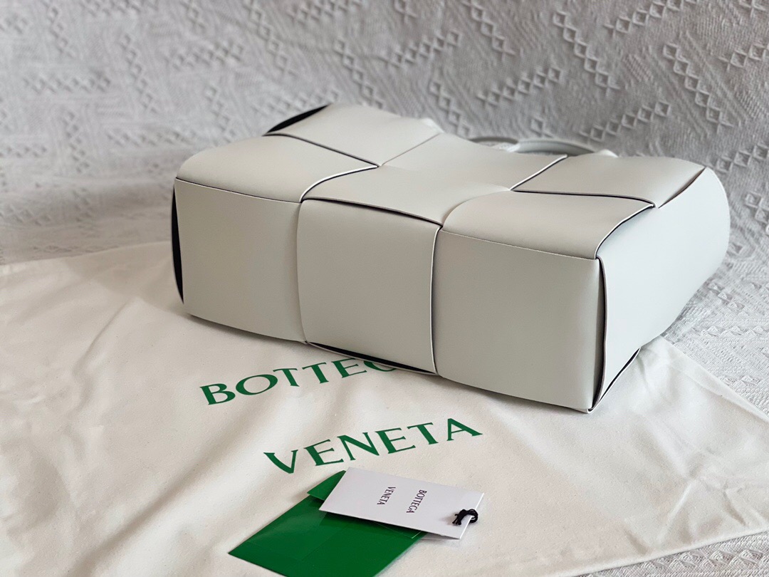 bo*te*ga Ve*ne*ta bv medium arco tote bag