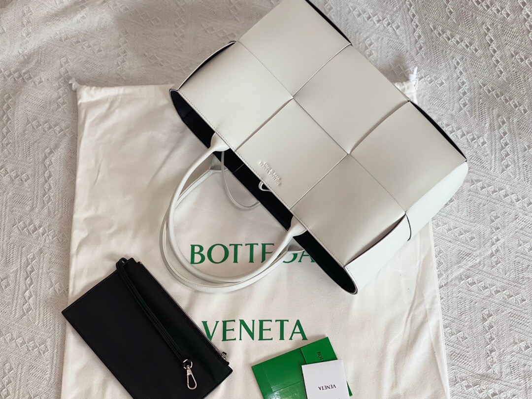 bo*te*ga Ve*ne*ta bv medium arco tote bag