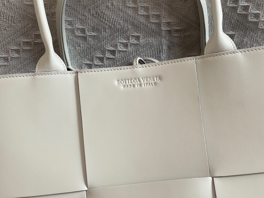 bo*te*ga Ve*ne*ta bv medium arco tote bag