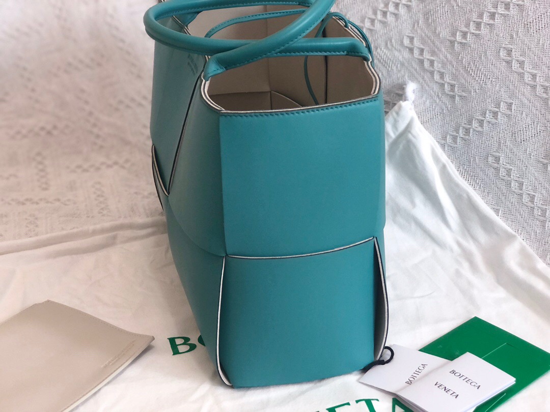 bo*te*ga Ve*ne*ta bv medium arco tote bag
