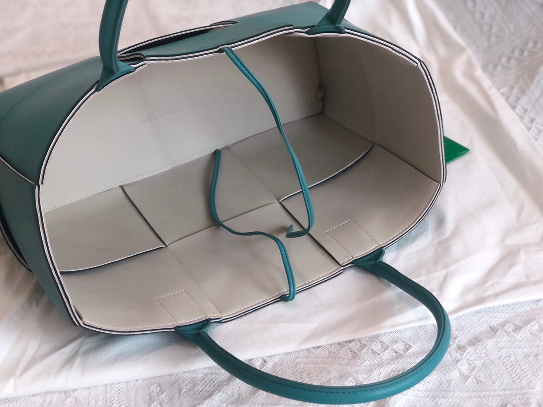 bo*te*ga Ve*ne*ta bv medium arco tote bag