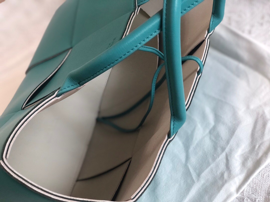 bo*te*ga Ve*ne*ta bv medium arco tote bag