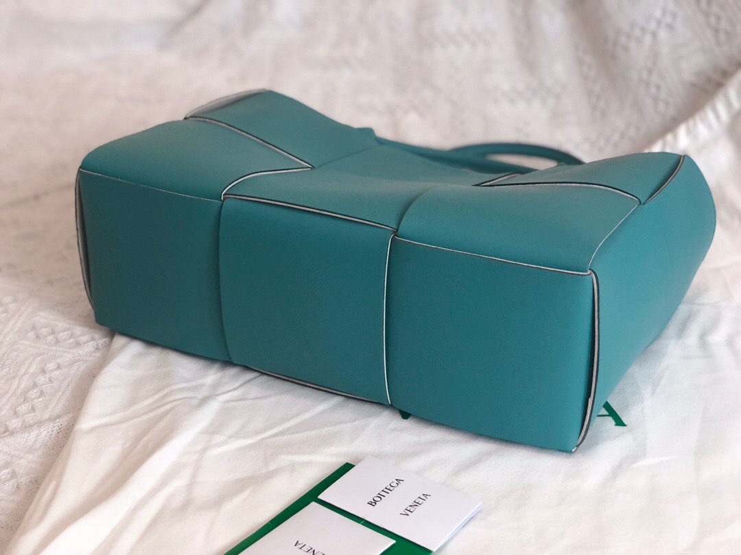 bo*te*ga Ve*ne*ta bv medium arco tote bag