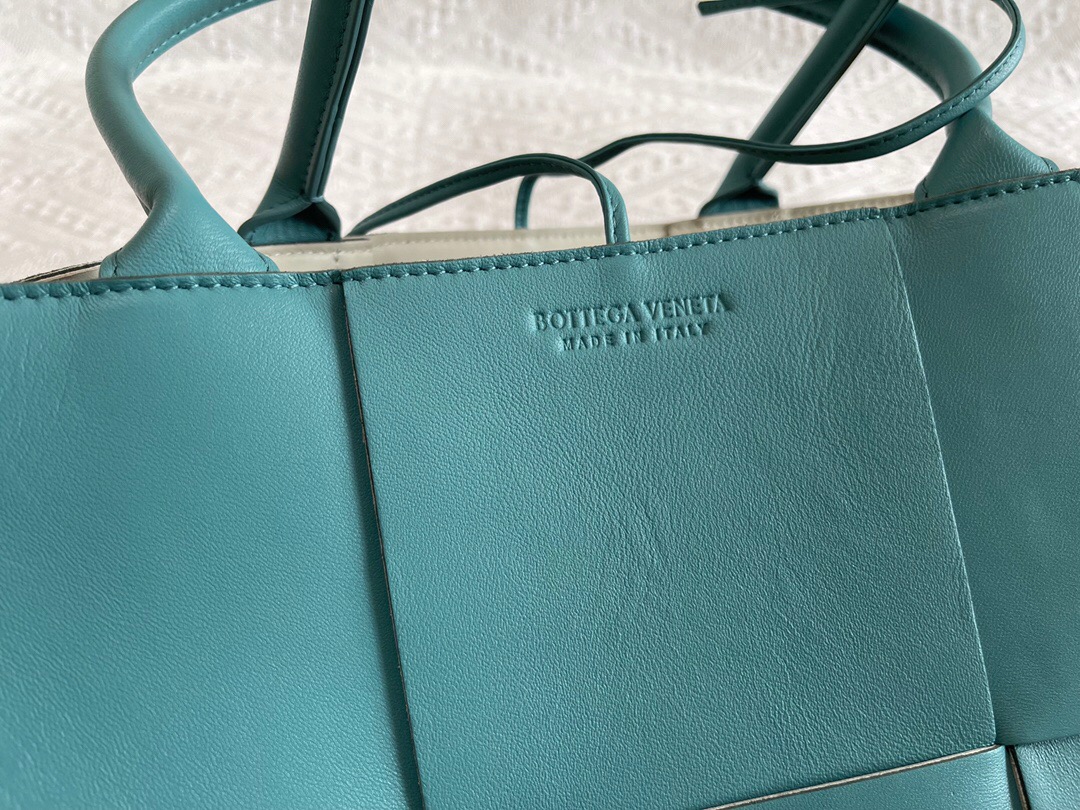 bo*te*ga Ve*ne*ta bv medium arco tote bag