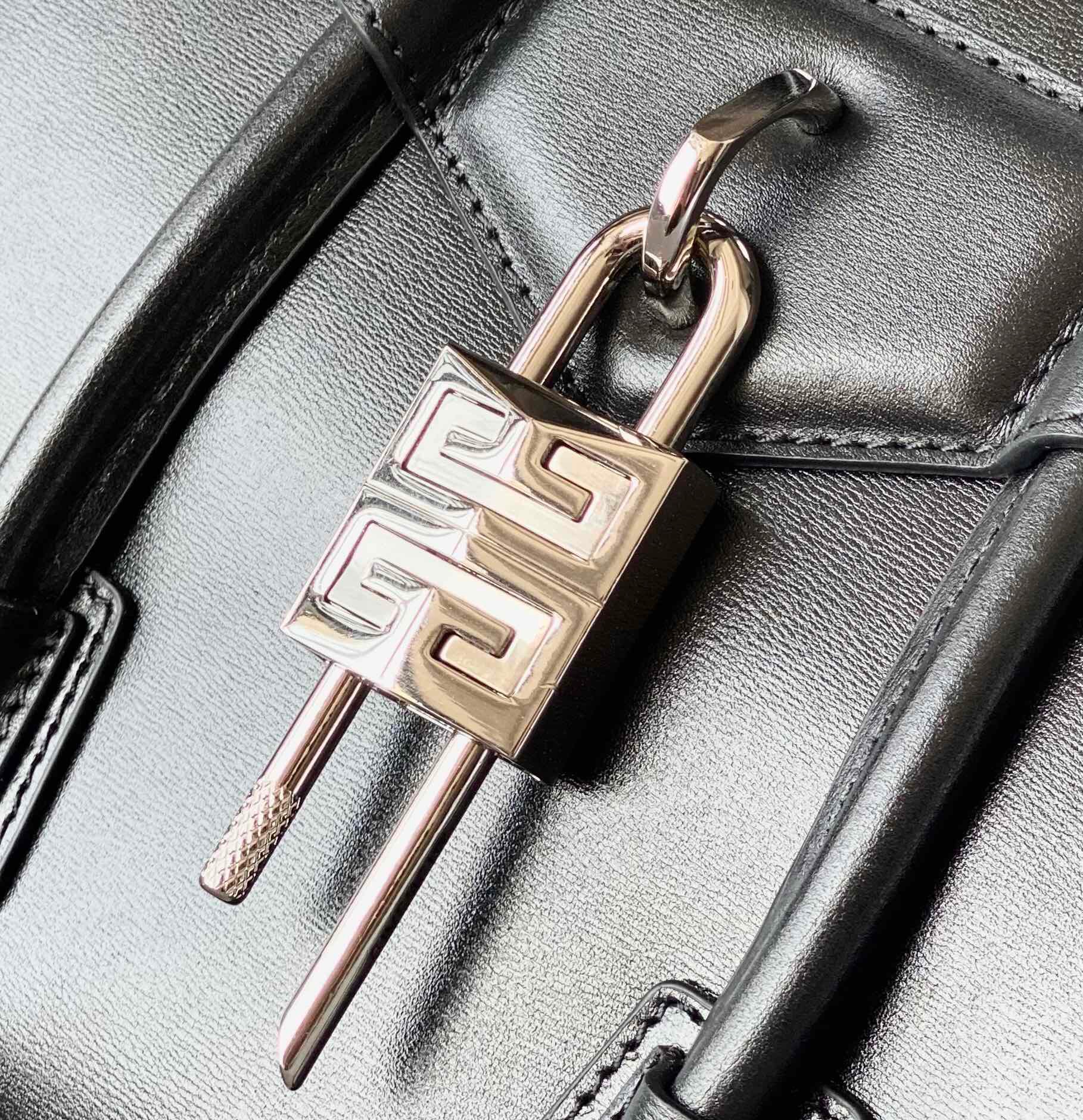 Givenchy Antigona Lock Soft