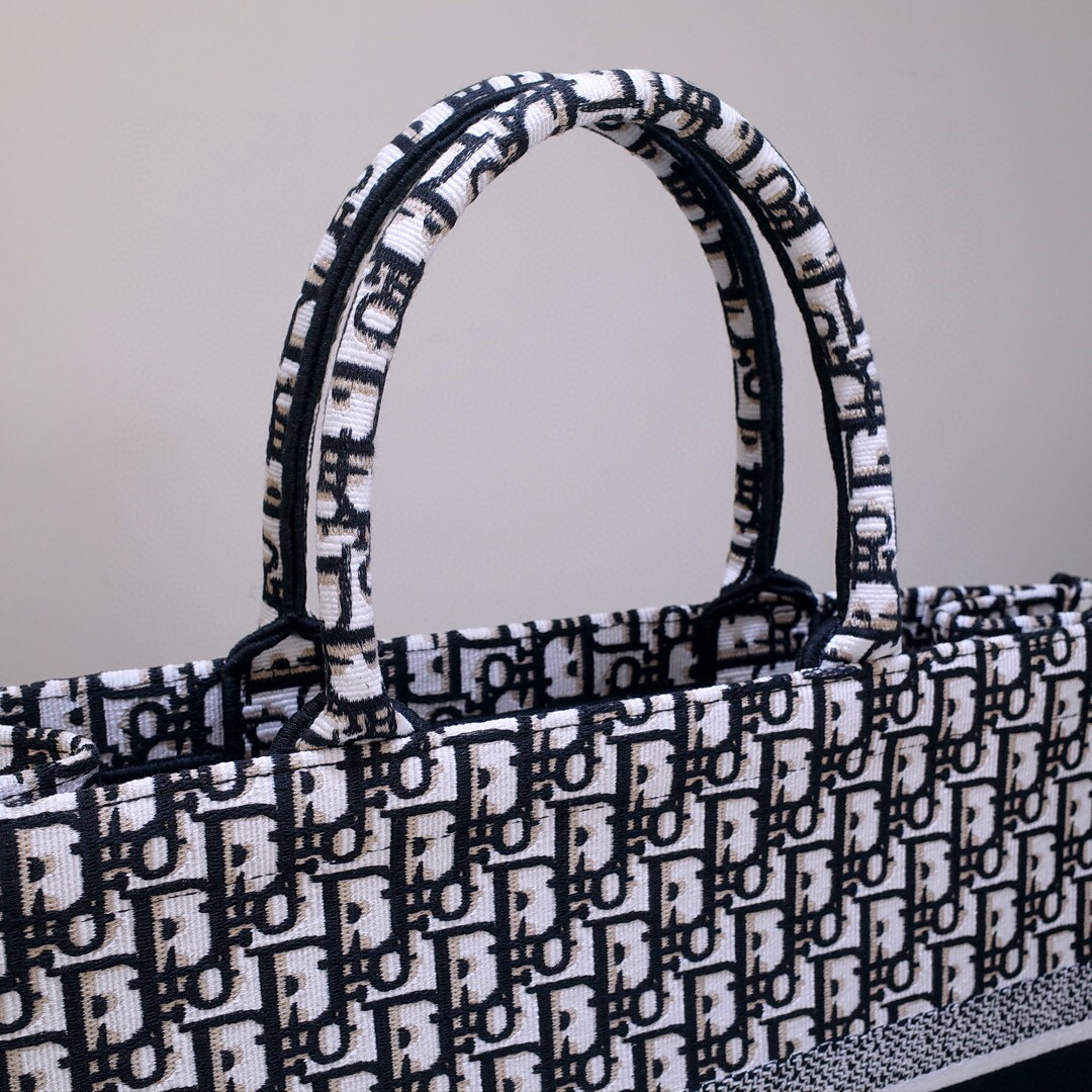 D*or book tote