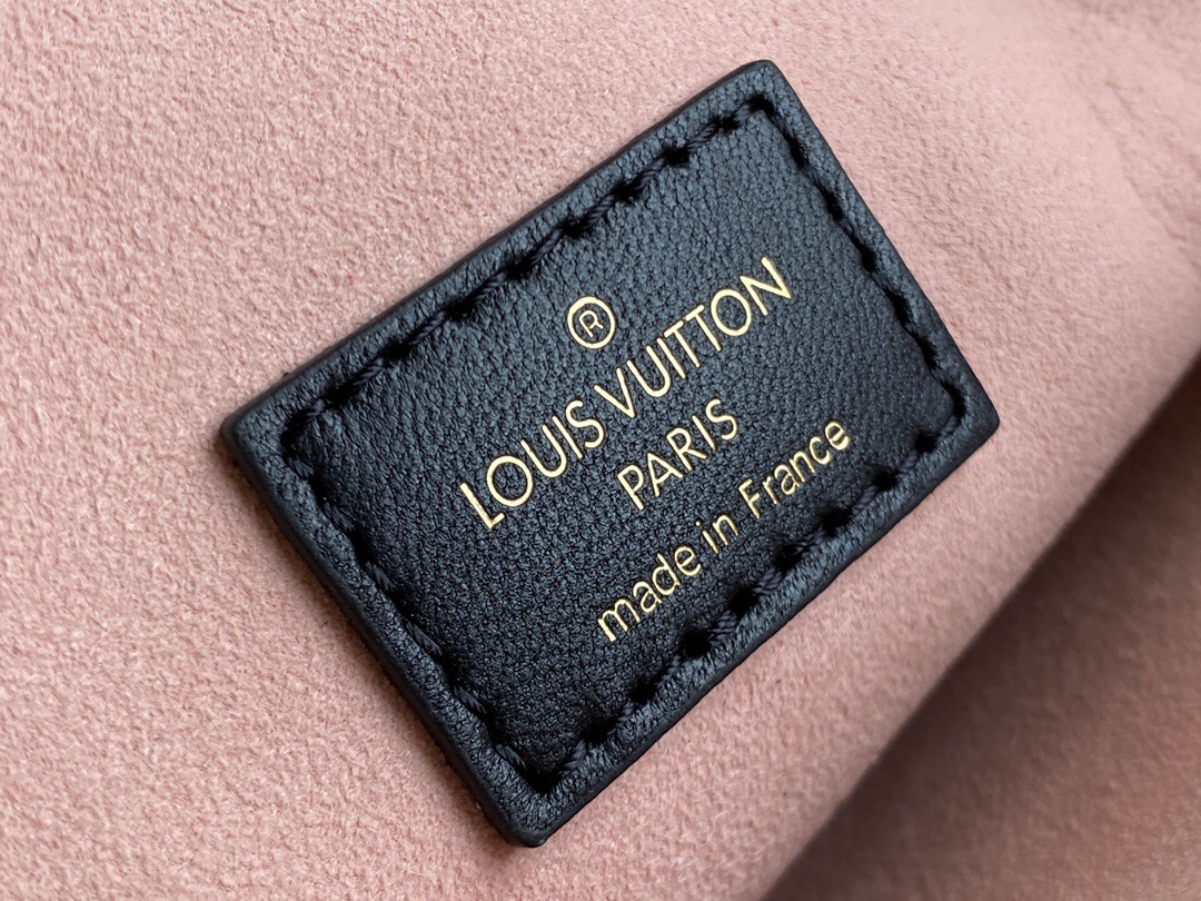 l**is V*t*n coussin