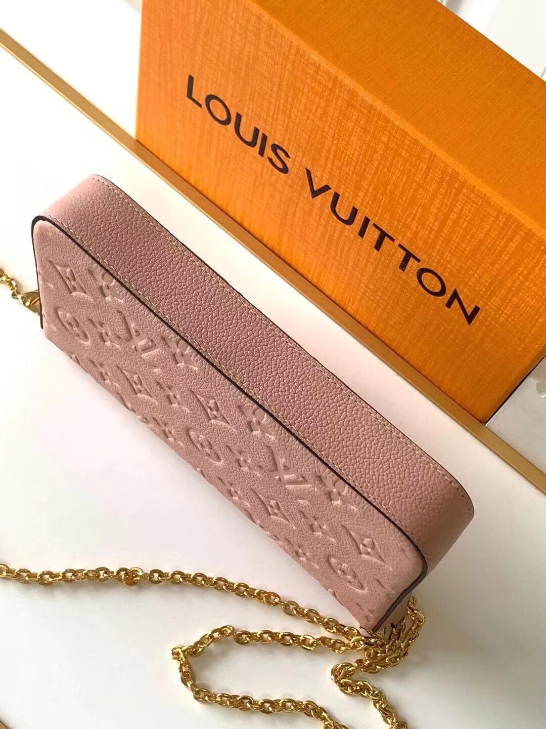 l**is V*t*n pochette felicie