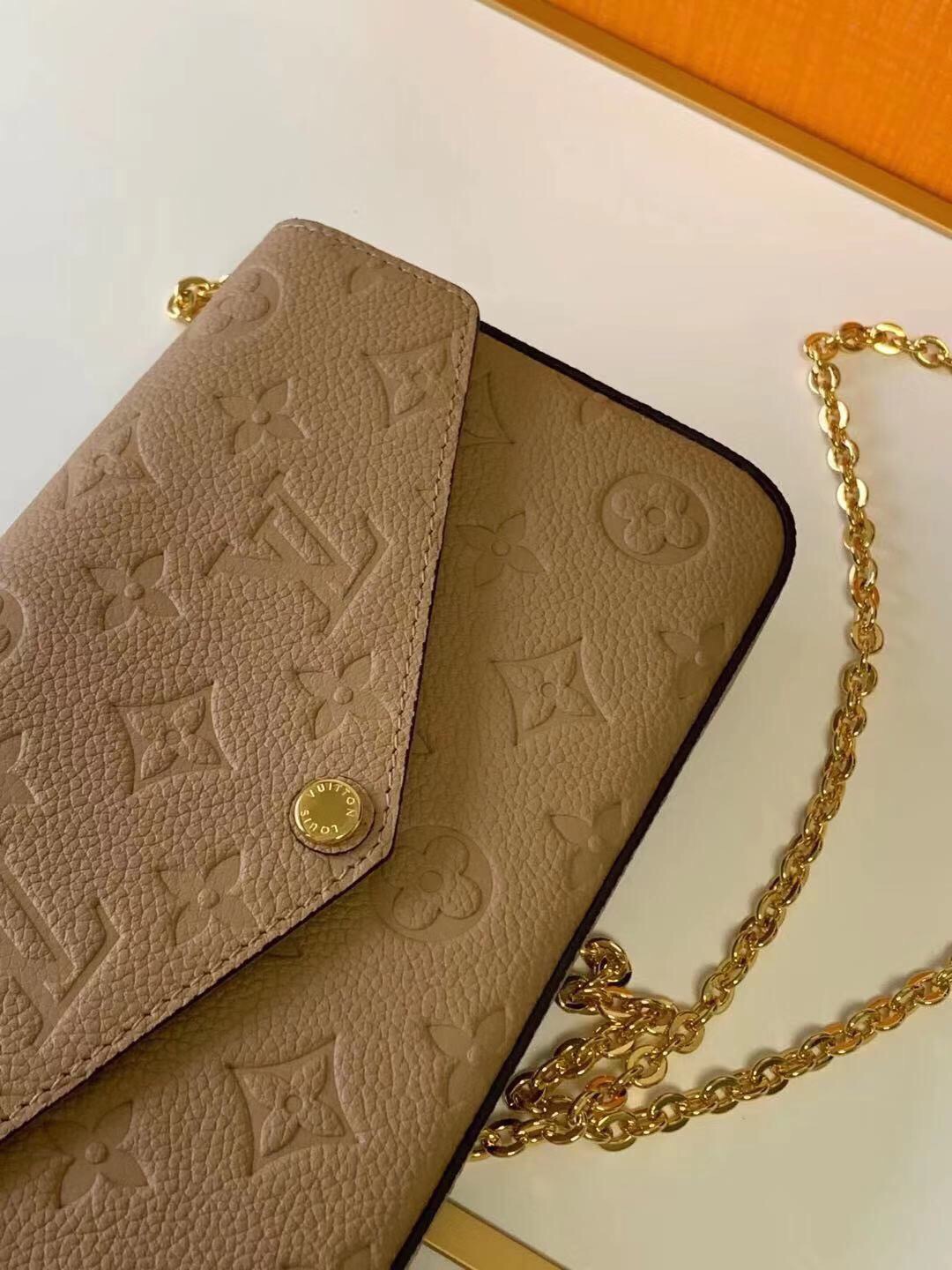 l**is V*t*n pochette felicie