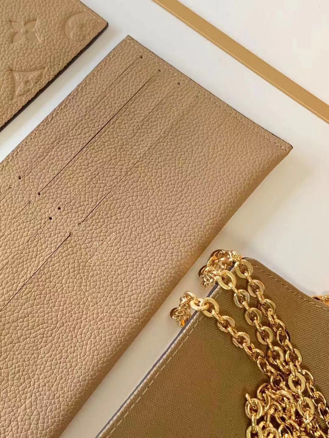 l**is V*t*n pochette felicie