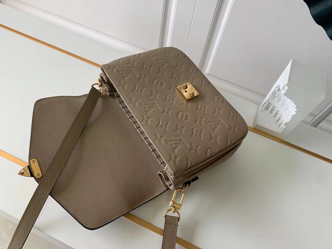l**is V*t*n pochette metis