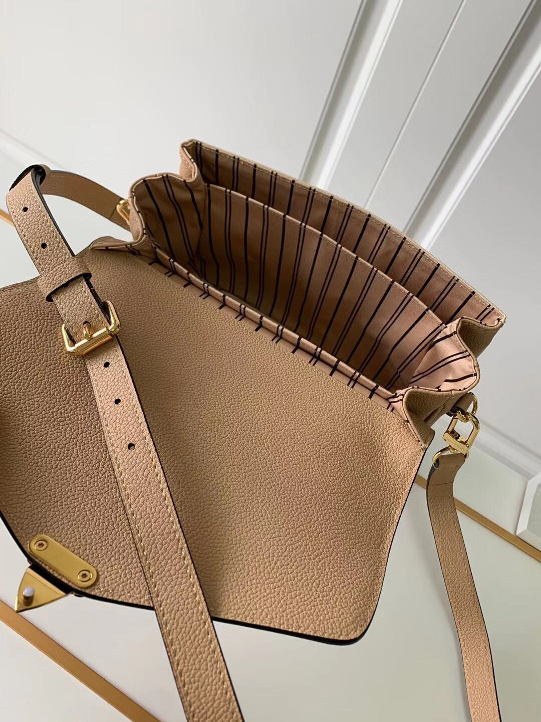 l**is V*t*n pochette metis