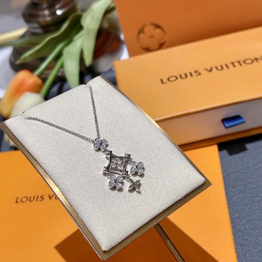 l**is V*t*n necklace