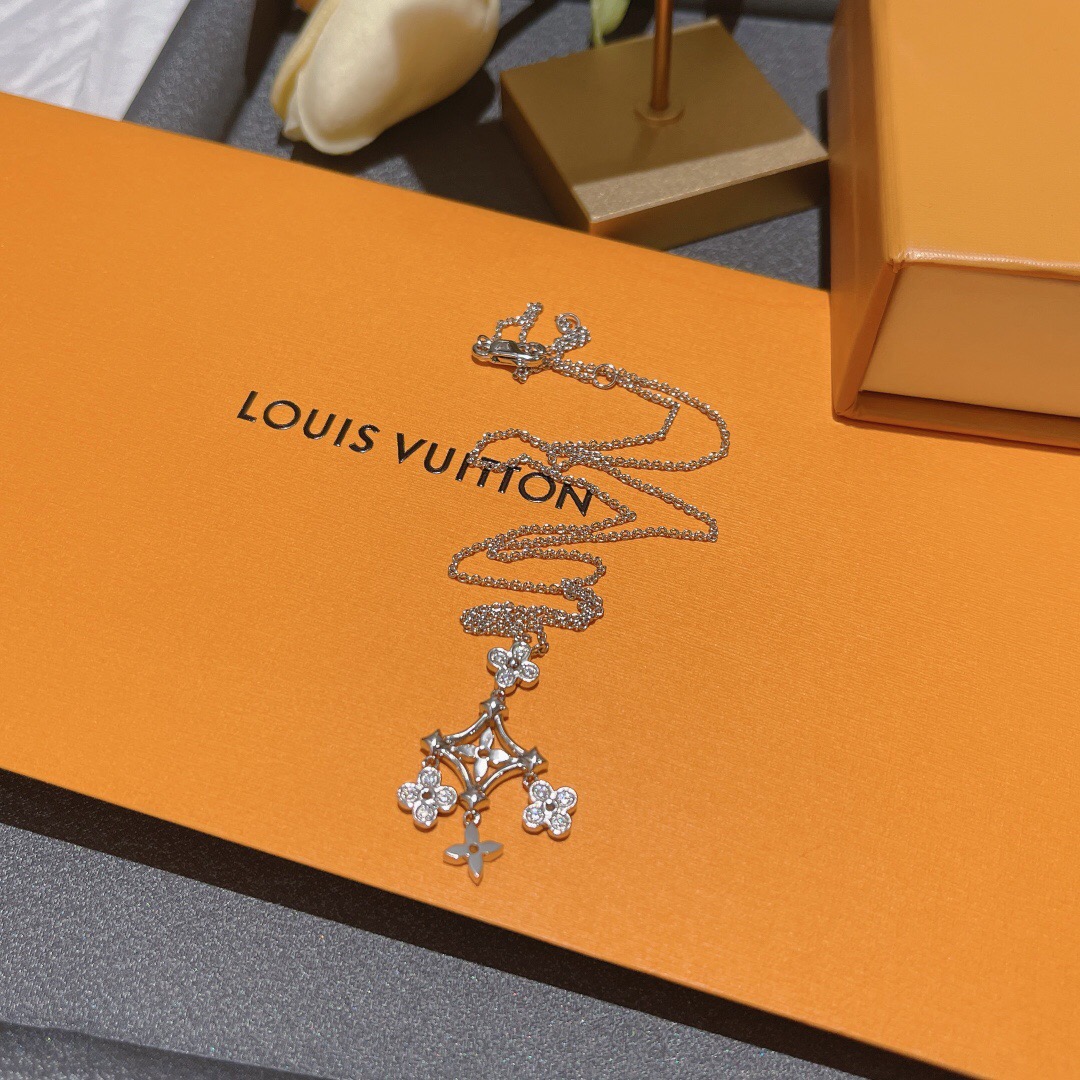 l**is V*t*n necklace