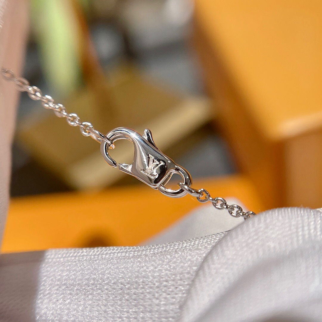 l**is V*t*n necklace