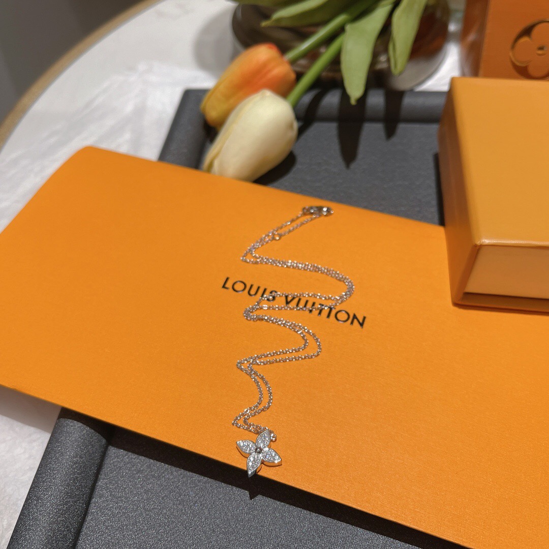 l**is V*t*n necklace