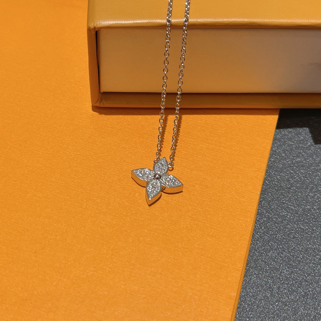 l**is V*t*n necklace