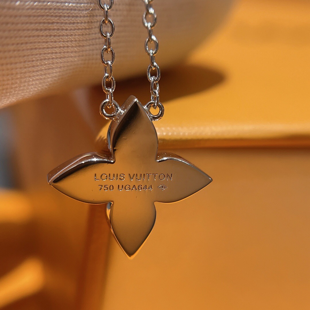 l**is V*t*n necklace
