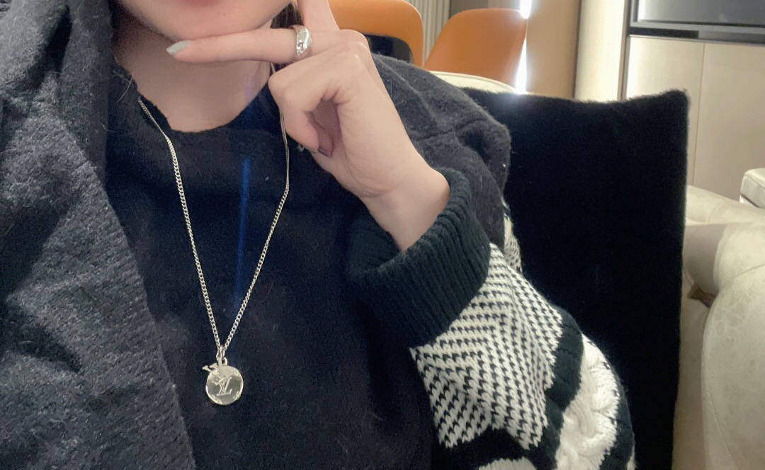 l**is V*t*n necklace