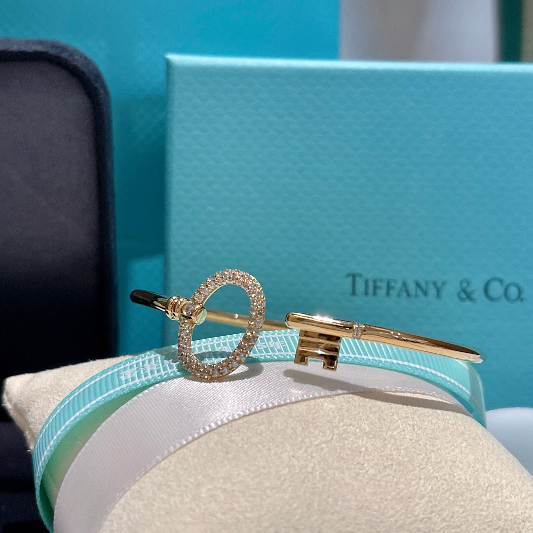T*f*ny bracelet