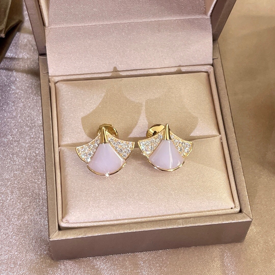 B*l*ai earring