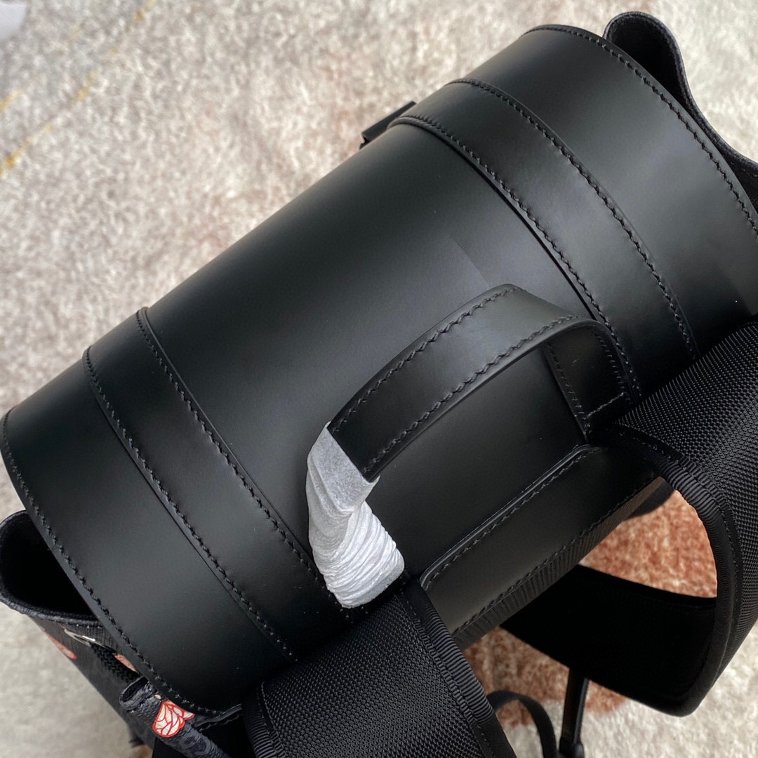 G*u*i backpack