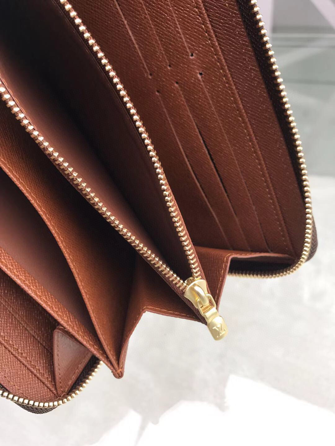 l**is V*t*n zippy wallet