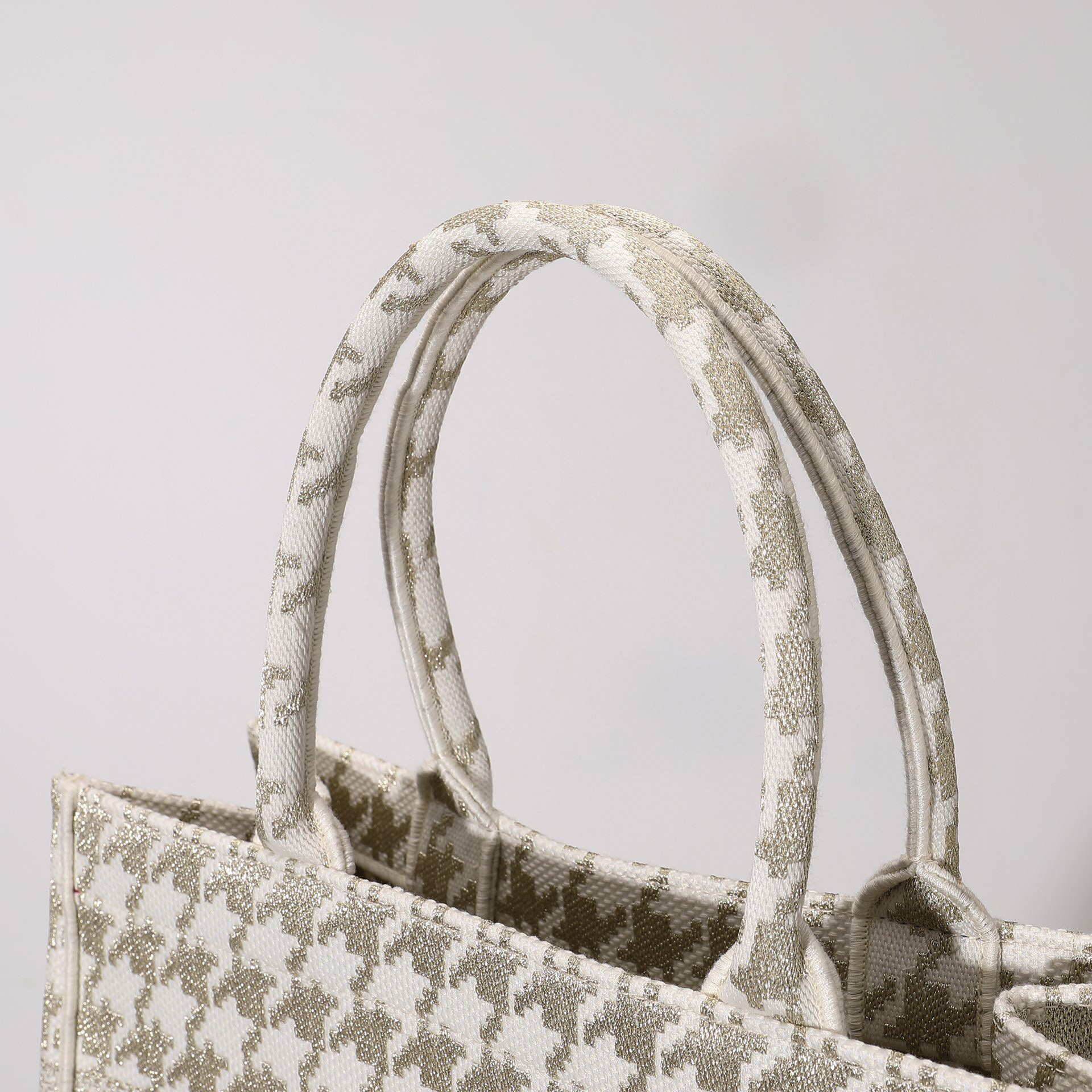 D*or book tote
