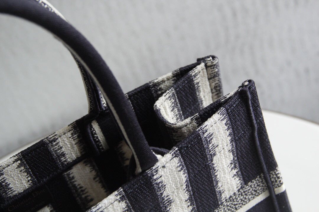 D*or book tote