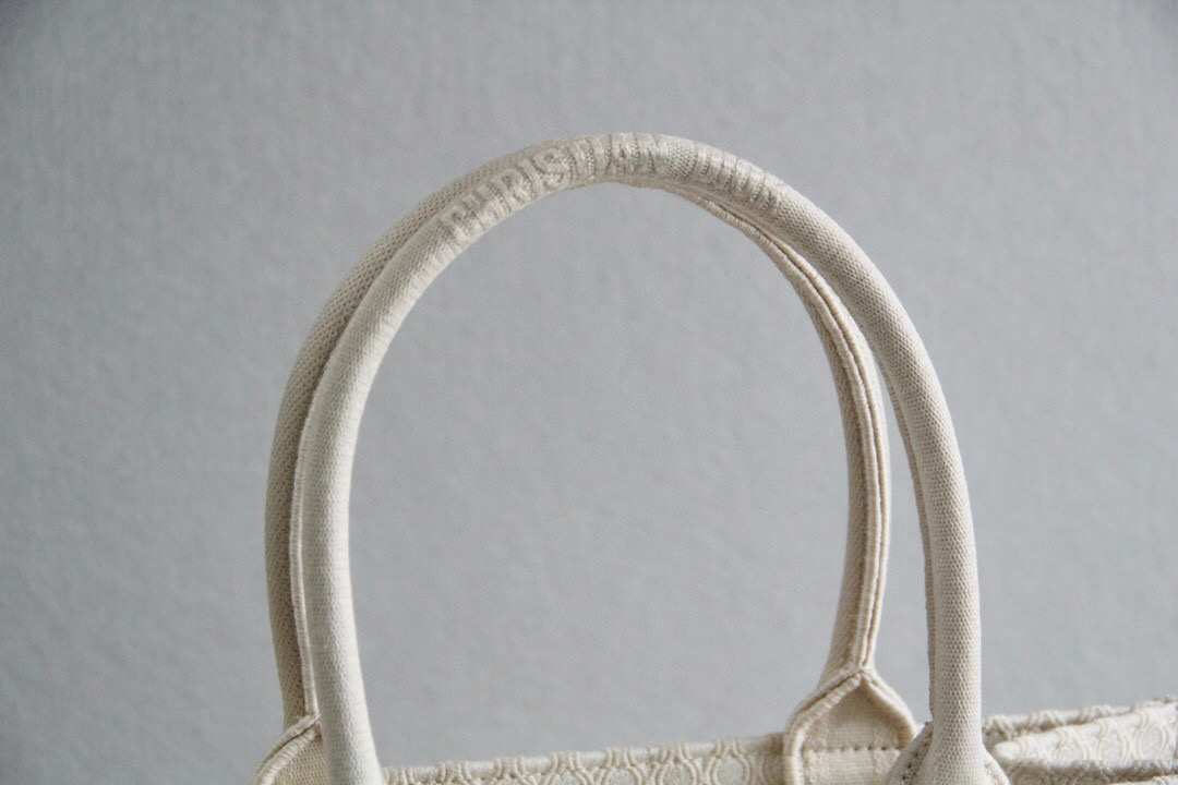 D*or book tote