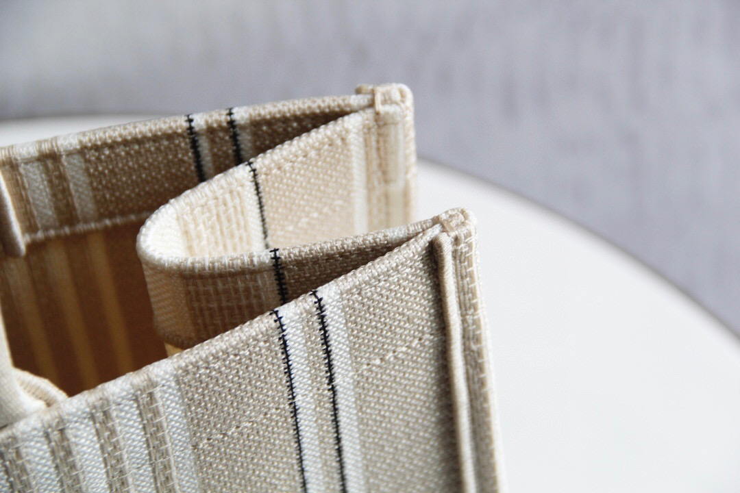 D*or book tote
