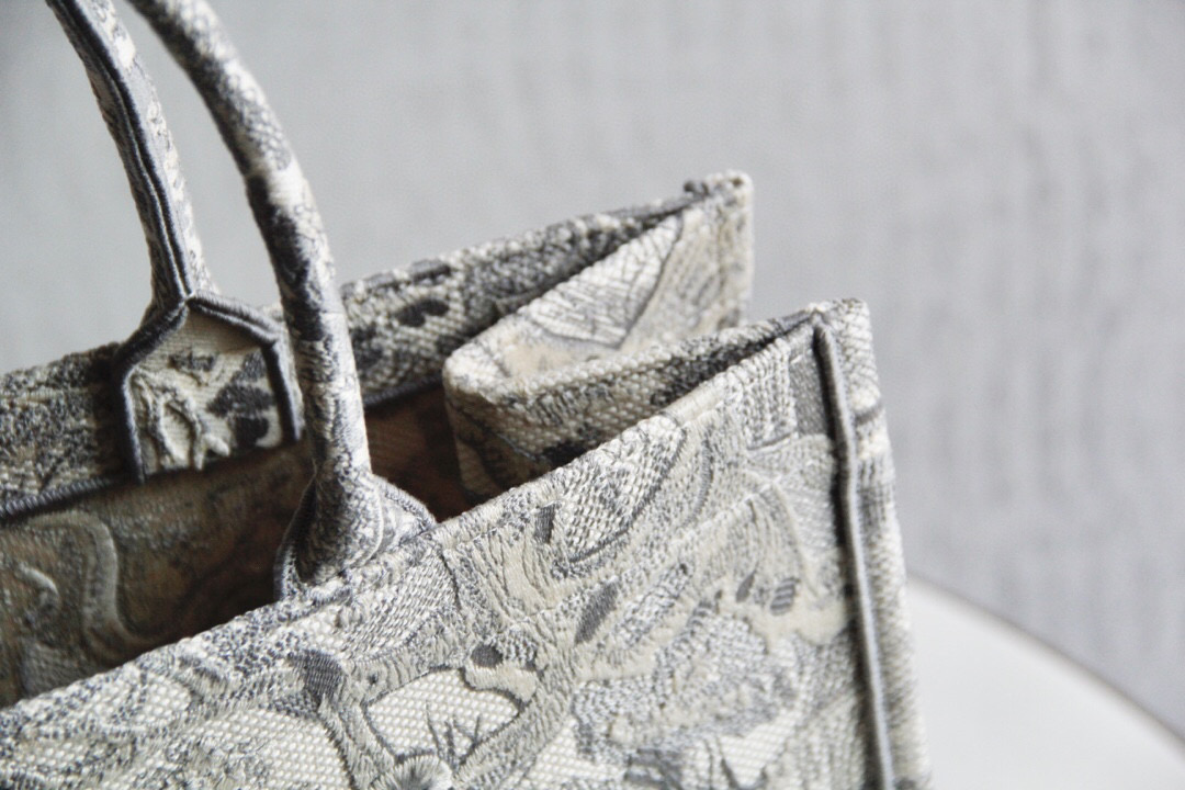 D*or book tote