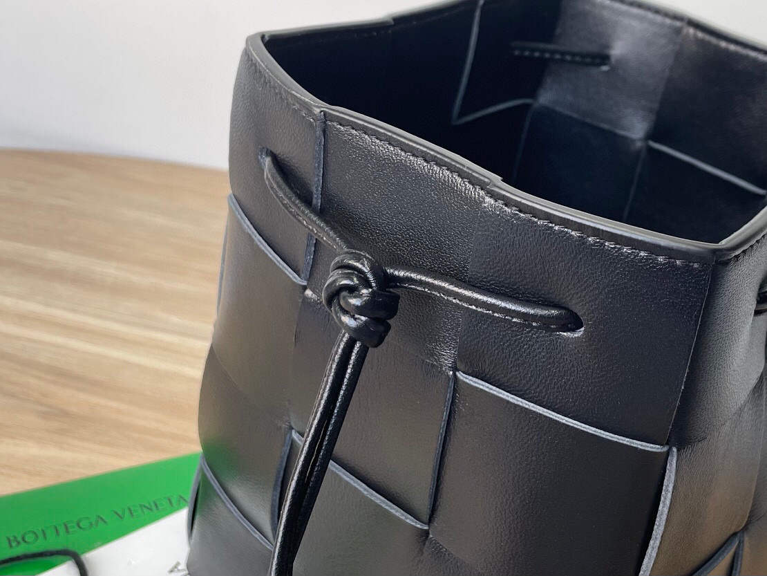 bo*te*ga Ve*ne*ta small cassette cross-body bucket