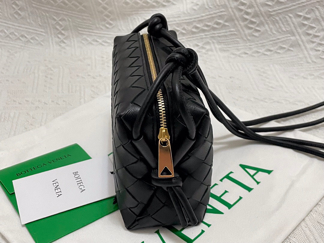 bo*te*ga Ve*ne*ta shoulder bags