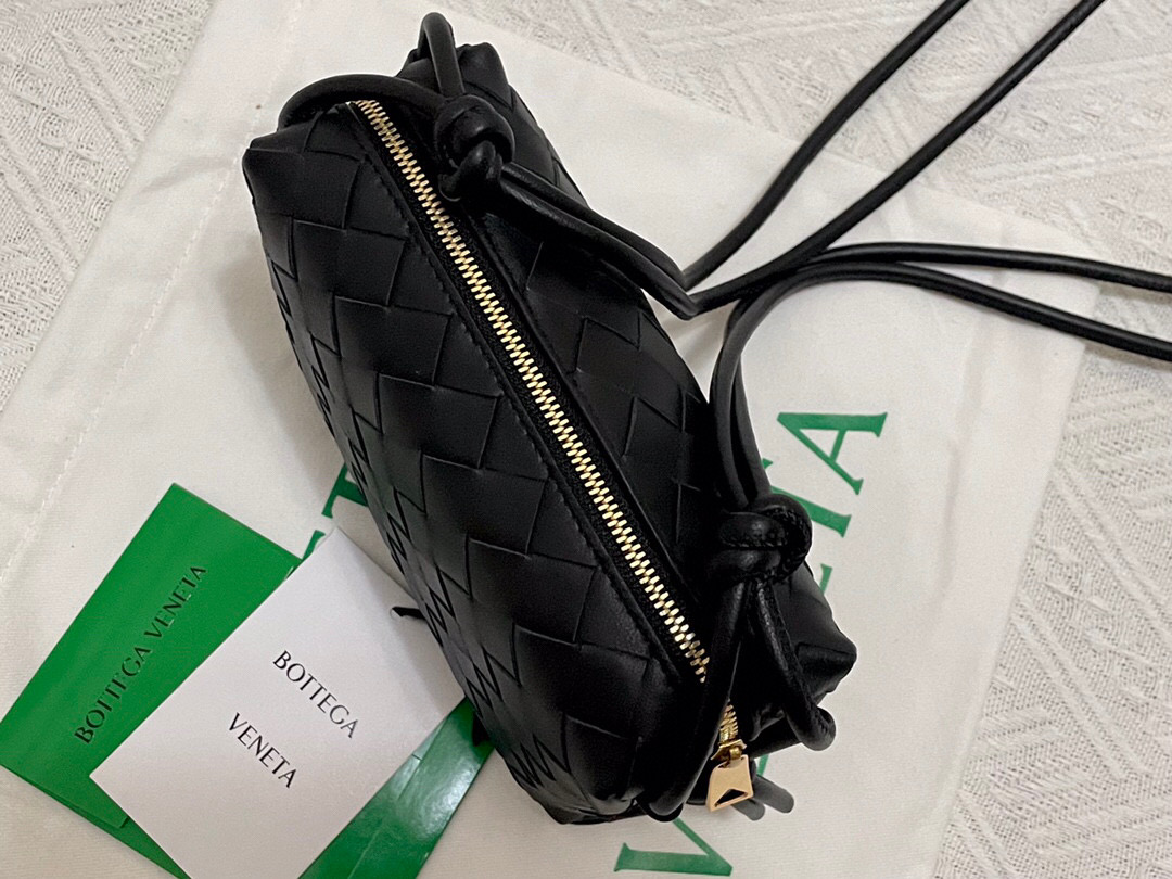 bo*te*ga Ve*ne*ta shoulder bags