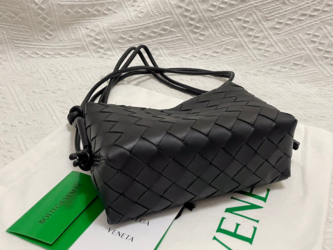 bo*te*ga Ve*ne*ta shoulder bags