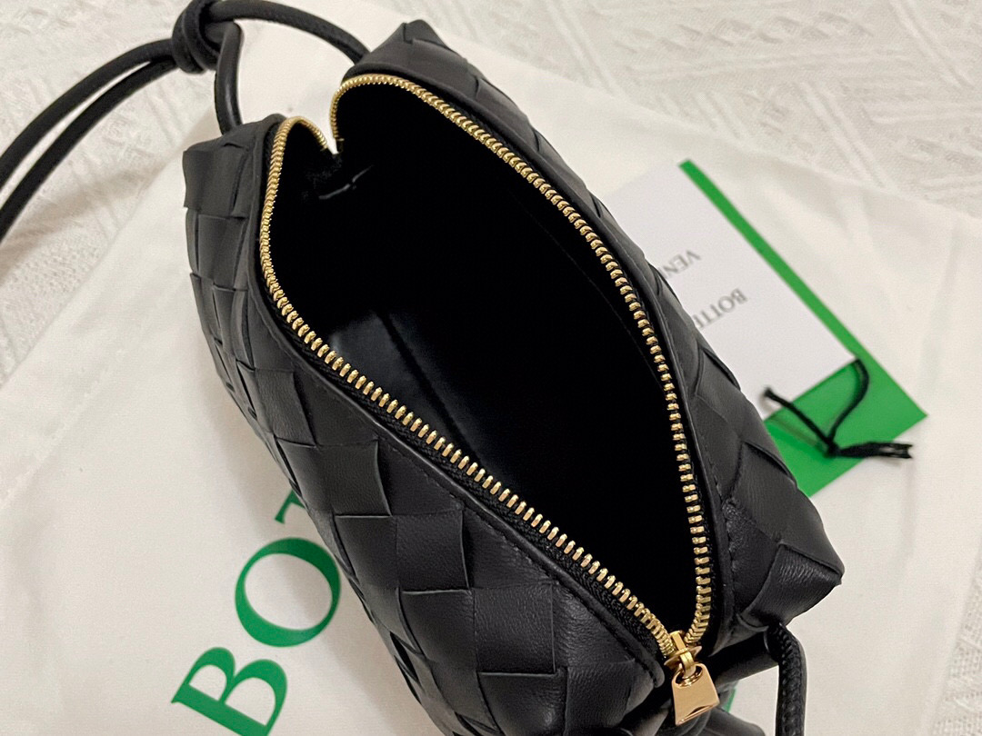 bo*te*ga Ve*ne*ta shoulder bags