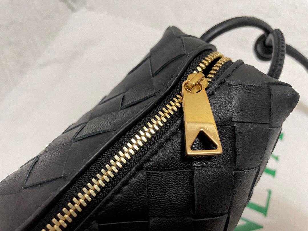 bo*te*ga Ve*ne*ta shoulder bags